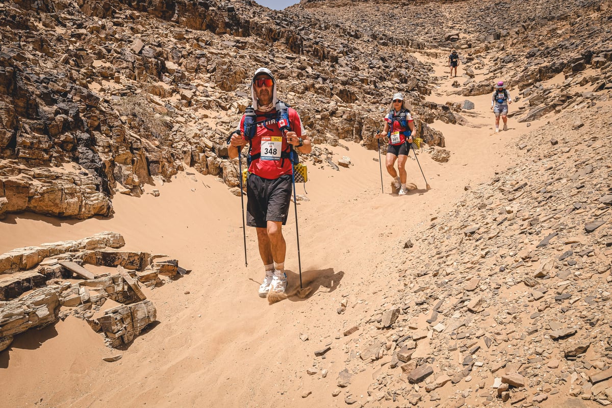 couple hiking the sahara